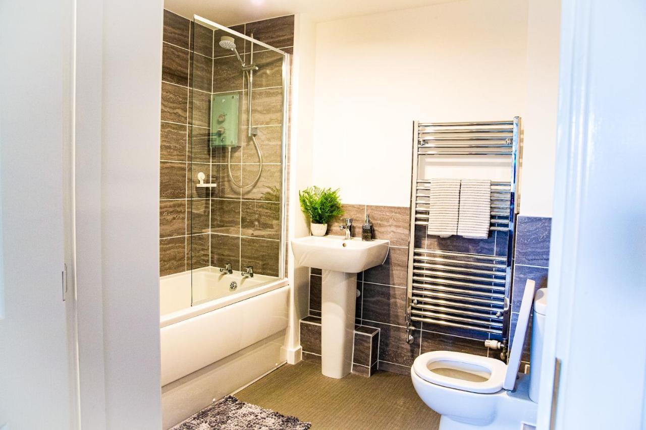 A Luxury 2 Bedroom Apartment With 2 Free Parking Чатъм Екстериор снимка